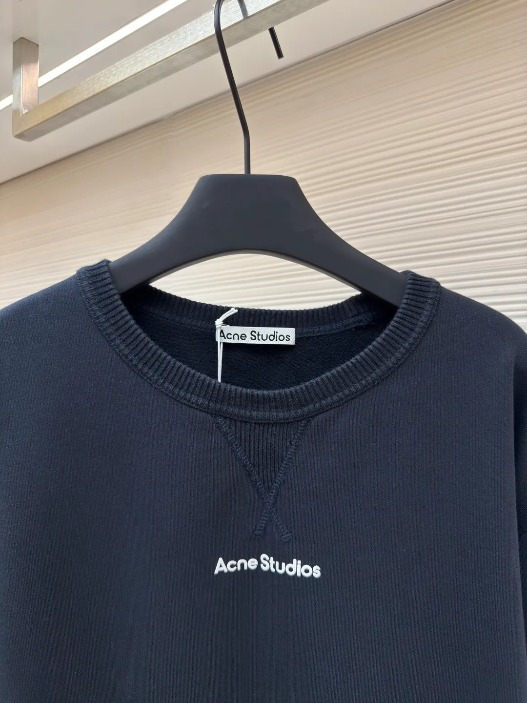 Acne Studios logo sweatshirt ●Authentic product: Purchased and developed for 3400 ●Item number: 1680046-A35 ●Fabric: Pure cotton fabric ●Technology: Positioned cutting machine ●Version: Loose version ●Weight: about 690 grams ●Size: S-M-L-XL ●Description: Customized 100% cotton Zhensoft reactive ink sweatshirt material, soft to the touch, comfortable and skin-friendly, dressed in pure white, a symbol of purity and elegance A triangle of heaven and earth is quietly painted on the chest. The iconic Acne Studios seal logo embellishes the front to increase brand recognition. It outlines a high-end silhouette with extreme simplicity and becomes the smart focus of vision. It shows taste in a silent place and uses glue printing. Use glue liquid paint to print patterns on fabrics. Bake the fabric to fix the printed pattern. The overall wiring is straight and delicate, the fabric is comfortable and soft, and the color is consistent without color difference. It can be matched with the same style to create a fashionable look and control various occasions. Customized accessories, complete with three standards, same style for men and women!
